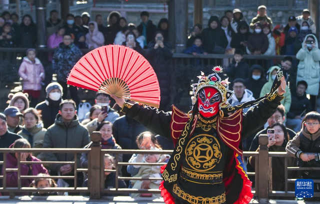 1月2日，人们在江苏省句容市宝华山国家森林公园观看川剧变脸表演。新华社发（钟学满摄）