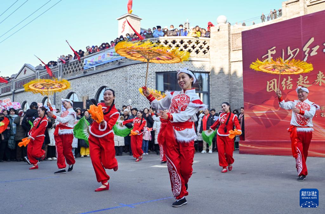 1月2日，在河北省石家庄市平山县岗南镇西岗南村，当地群众扭秧歌过新年。新华社发（张晓峰摄）