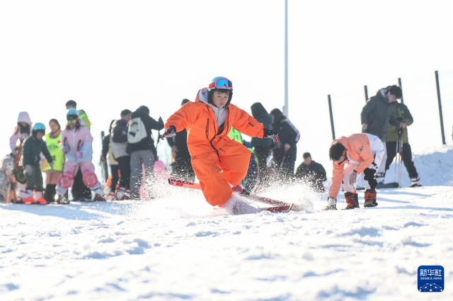 1月2日，人们在江苏省句容市宝华山国家森林公园滑雪场滑雪。新华社发（钟学满摄）