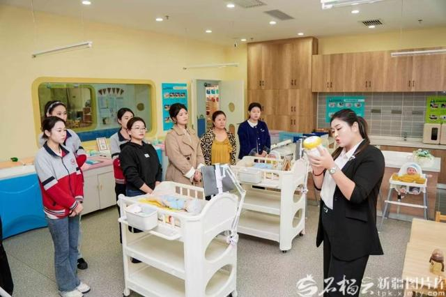 近日，在伊宁市聚盛职业技能培训学校组织的育婴员培训中，学员借助仿真娃娃进行实操训练。伊宁市聚盛职业技能培训学校供图