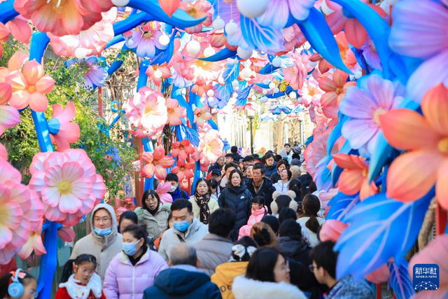 1月2日，游客在南京老门东景区游玩。新华社发（苏阳摄）