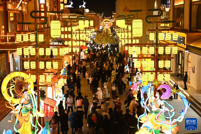 1月1日晚，游客在甘肃省敦煌夜市商业街游览选购特色文创产品。新华社发（张晓亮摄）