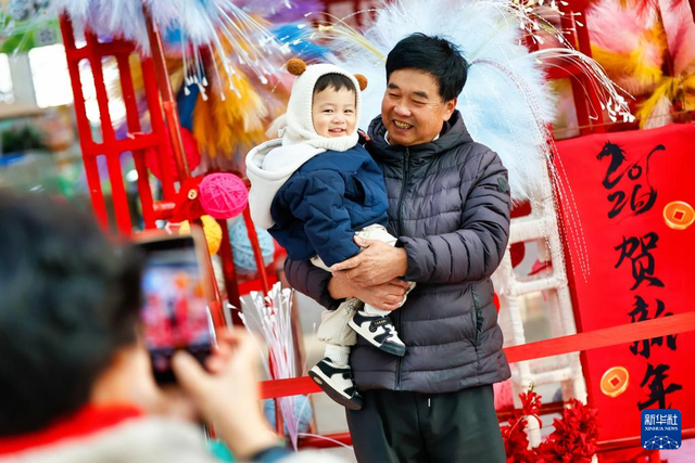 1月2日，市民在天津市滨海文化中心拍照打卡。新华社发（杜鹏辉摄）