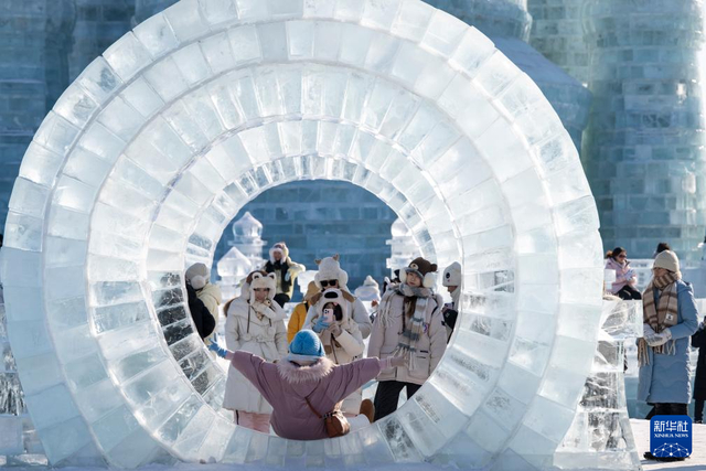 1月2日，人们在哈尔滨冰雪大世界园区拍照。新华社记者 张涛 摄