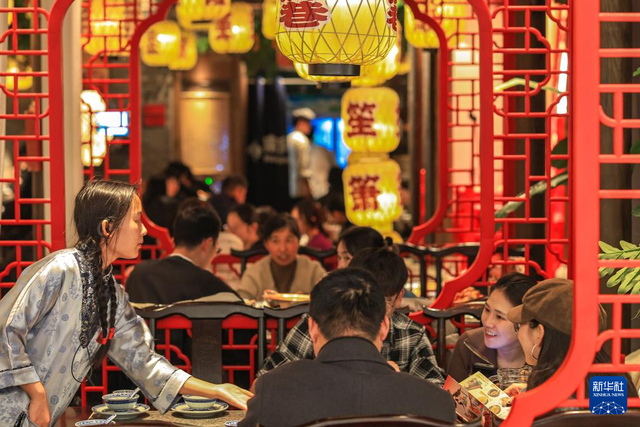 1月1日晚，人们在江苏省南京市一家餐馆里用餐。新华社发（辛一 摄）