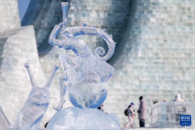 1月2日，人们在哈尔滨冰雪大世界园区游览。新华社记者 张涛 摄