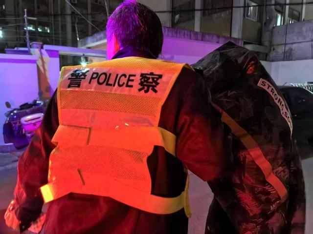 民警鄢来光。上海市公安局 供图