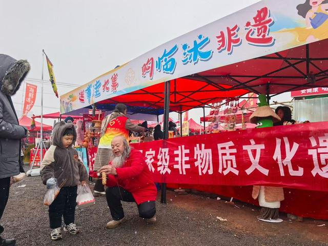 临沭曹洼大集上的非遗一角。 通讯员 王文杰 摄