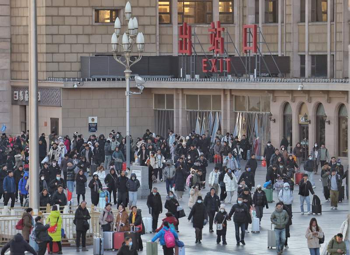 1月3日8点30分，旅客从北京站出站口出站。新京报记者 王贵彬 摄