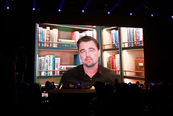 ▲“小李子”萊昂納多·迪卡普里奧通過視頻發(fā)表獲獎感言 &nbsp;圖源：美媒