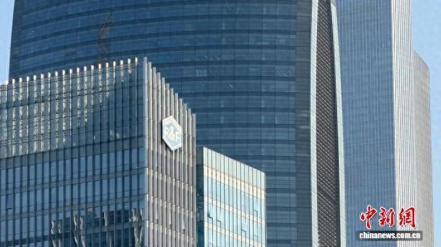 阳光下的广州写字楼。王坚 摄