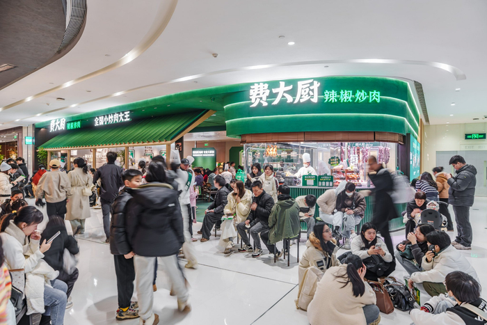 在跨年夜和元旦假期，多家人气餐饮排队等位时间以“小时”计算。受访者供图