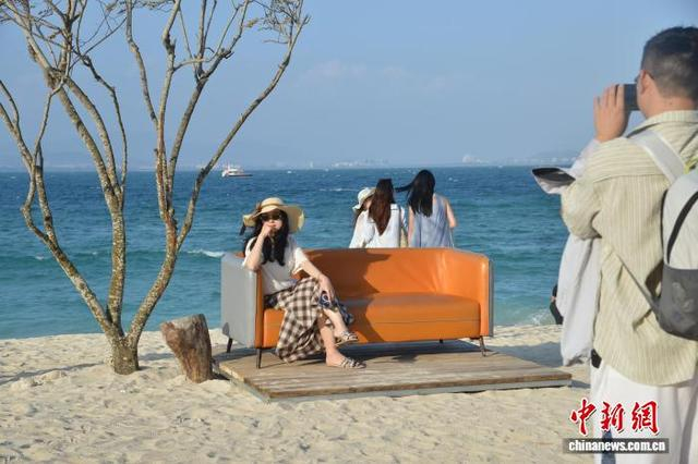 1月1日，游客在三亚蜈支洲岛旅游区享受冬日暖阳，记录下旅途美好瞬间。张月和 摄