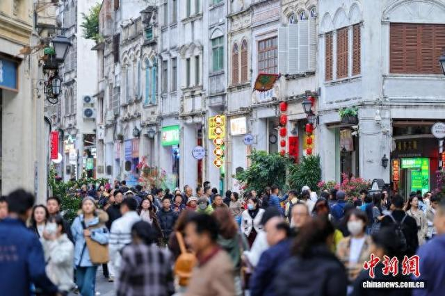 1月2日，正值元旦假期，海口骑楼老街游人如织。 中新网记者 骆云飞 摄