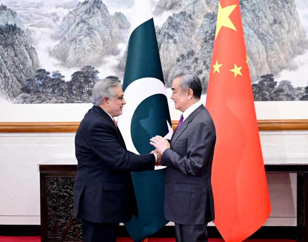 王毅：我们从不认为哪一个国家可以充当国际警察