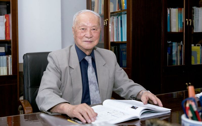 滕吉文在进行日常工作。首都文明办供图