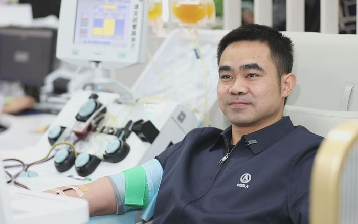 刘智勇正在献血。首都文明办供图