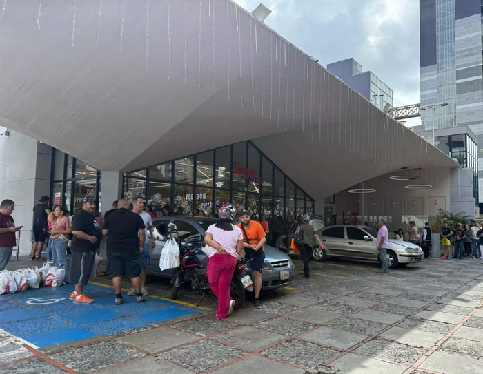 1月3日下午，委内瑞拉首都加拉加斯，有民众在超市外排队等待。受访者供图