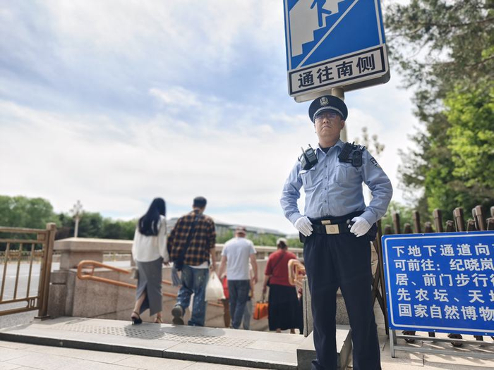 崔申迪在西长安街执勤。首都文明办供图