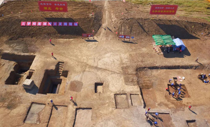 这是2021年，湖北云梦郑家湖墓地的考古发掘现场。新华社发（资料图片）