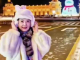 胡慧中哈尔滨打卡冰雪大世界，67岁女神活力十足