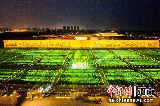 图为游客在只有河南·戏剧幻城景区游玩。中牟新区党工委宣传部供图