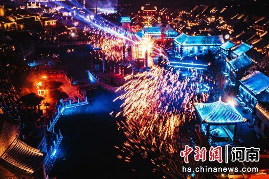 图为电影小镇打铁花活动现场。中牟新区党工委宣传部供图