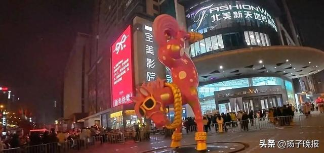 商场门口的倒立骏马雕塑。视频截图