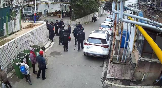 什么也没查到警察下楼问老人。网络截图。