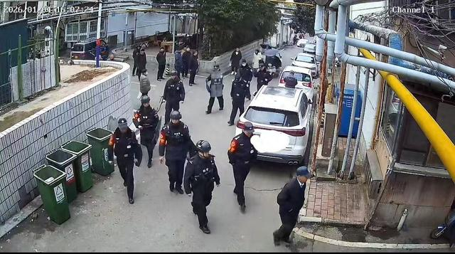 老人带领大批警察上门。网络截图。