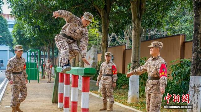 图为武警崇左支队官兵进行400米障碍训练。王斐 摄