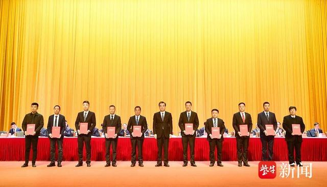 会议为2025年度淮安全市制造业规模前30、投资前10企业授予荣誉 管伟法 摄