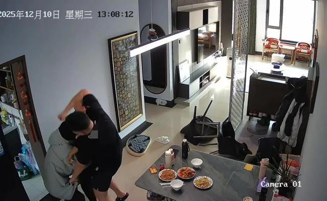 男子打人。（监控截图）