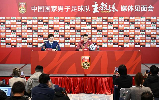 1月4日，中国男足国家队主教练邵佳一（右）在媒体见面会现场。新华社记者 邓华 摄