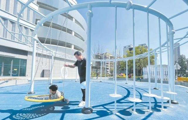 汉阳区知音东苑小区停车楼一侧建有儿童娱乐区，成为小朋友的快乐天地。记者冷靖华 摄