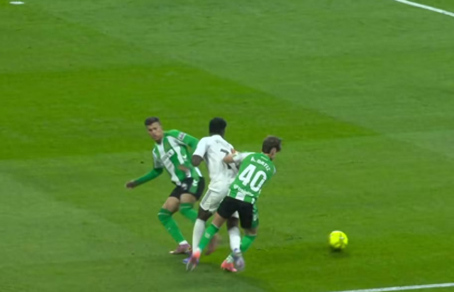 西甲争议判罚！贝林厄姆踩人逃点，巴尔特拉暴怒，维尼修斯险造点