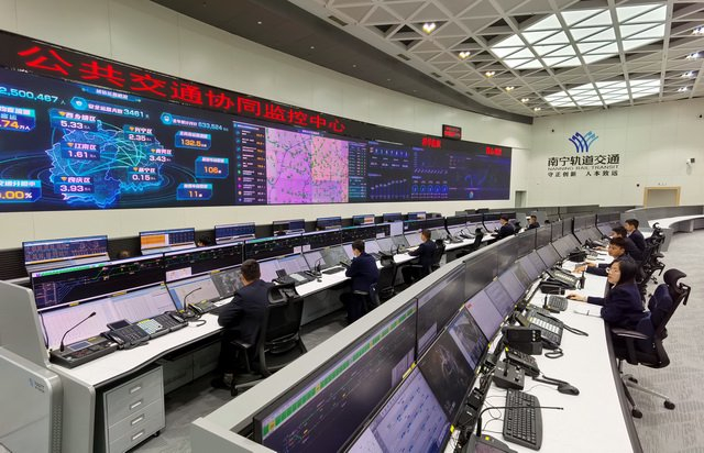 图为广西南宁公共交通协同监控中心。摄影/章轲