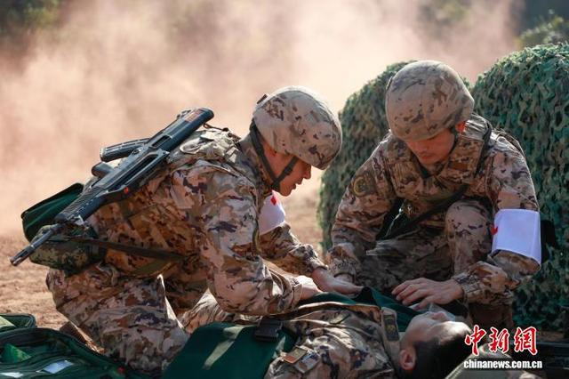 图为武警梧州支队开展战场救护训练。江怀鹏 摄 