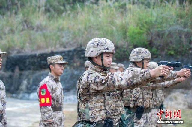 图为武警崇左支队官兵进行实弹射击训练。赵天钰 摄