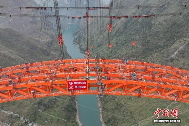 1月5日，随着最后一节钢拱精准吊装到位，贵州安顺至盘州高速公路古牛河特大桥顺利合龙。 记者 瞿宏伦 摄