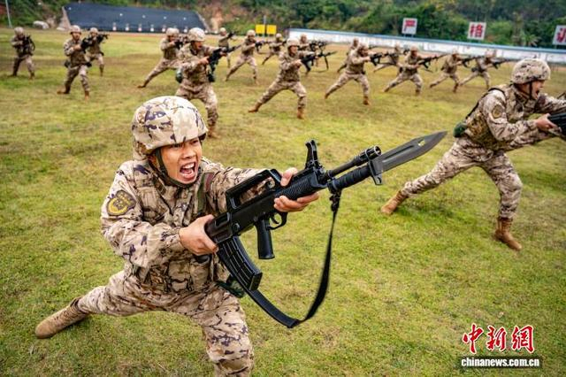 图为武警玉林支队官兵正在进行刺杀训练。赖成龙 摄 
