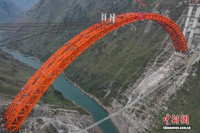 1月5日，随着最后一节钢拱精准吊装到位，贵州安顺至盘州高速公路古牛河特大桥顺利合龙。 记者 瞿宏伦 摄