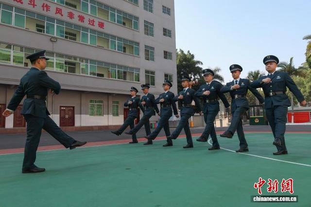 图为武警梧州支队文职人员在进行队列训练。柯江涛 摄 