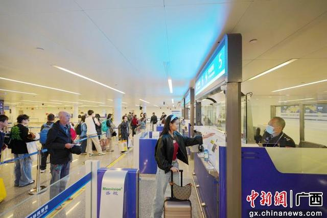 1月4日，南宁口岸入境通关现场。梁箫 摄