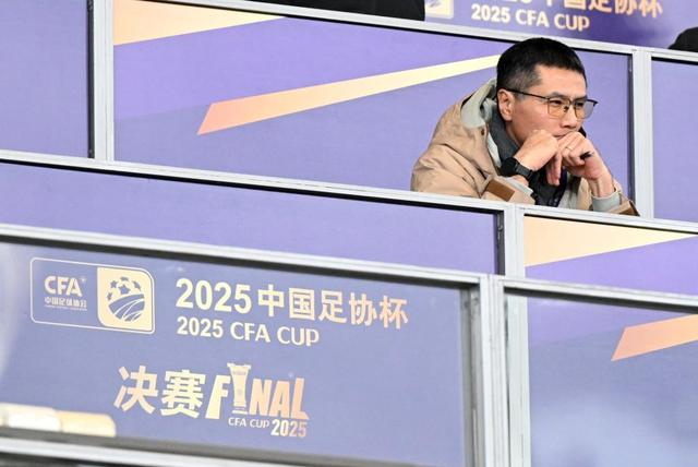 2025年12月6日，中国男足国家队主教练邵佳一在2025中国足球协会杯决赛中观赛。新华社记者 李嘉南 摄