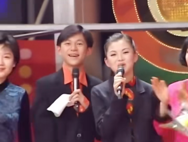 何炅早年主持《快乐大本营》视频截图