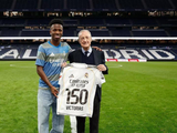 收获西甲生涯第150场胜利，维尼修斯获赠纪念球衣