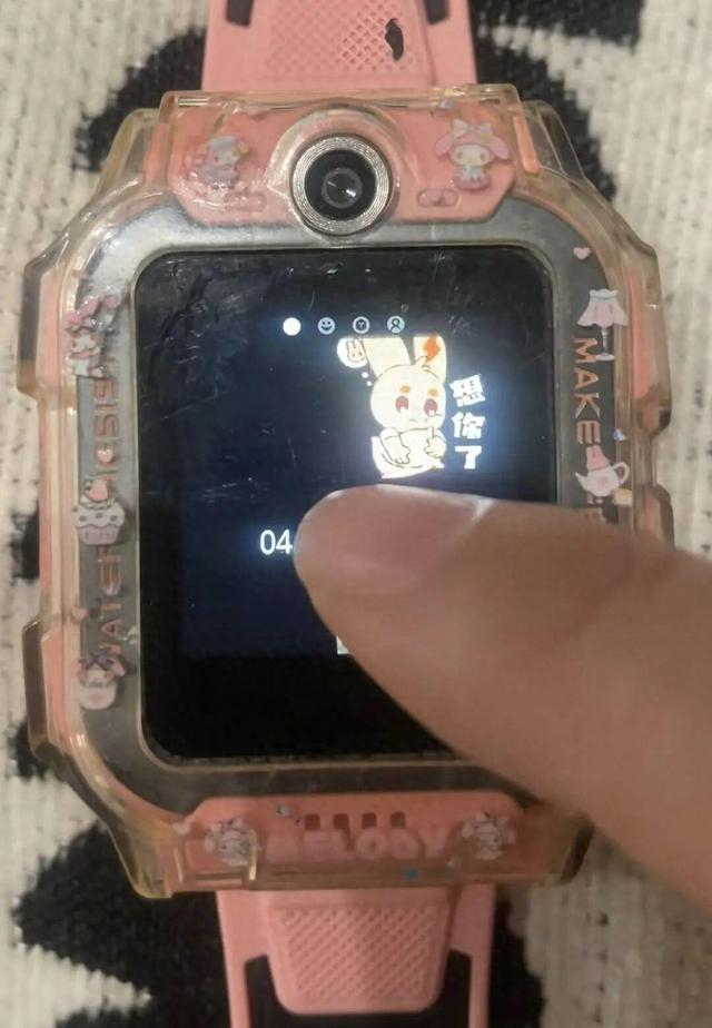 母亲发布的视频截图中，女儿给已去世外公发“想你”。