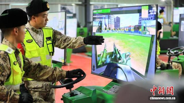 图为教练员向战士讲解训练方法。韩紫健 摄 