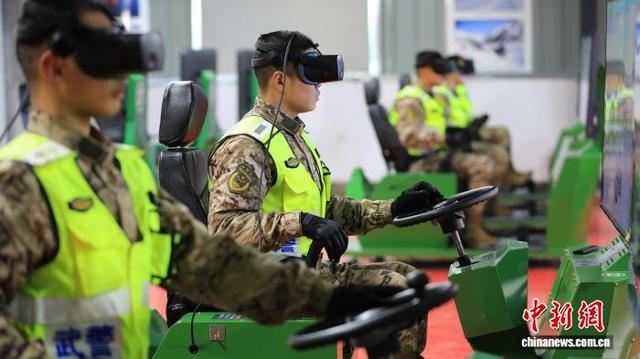 图为战士利用模拟机系统展开训练。韩紫健 摄 